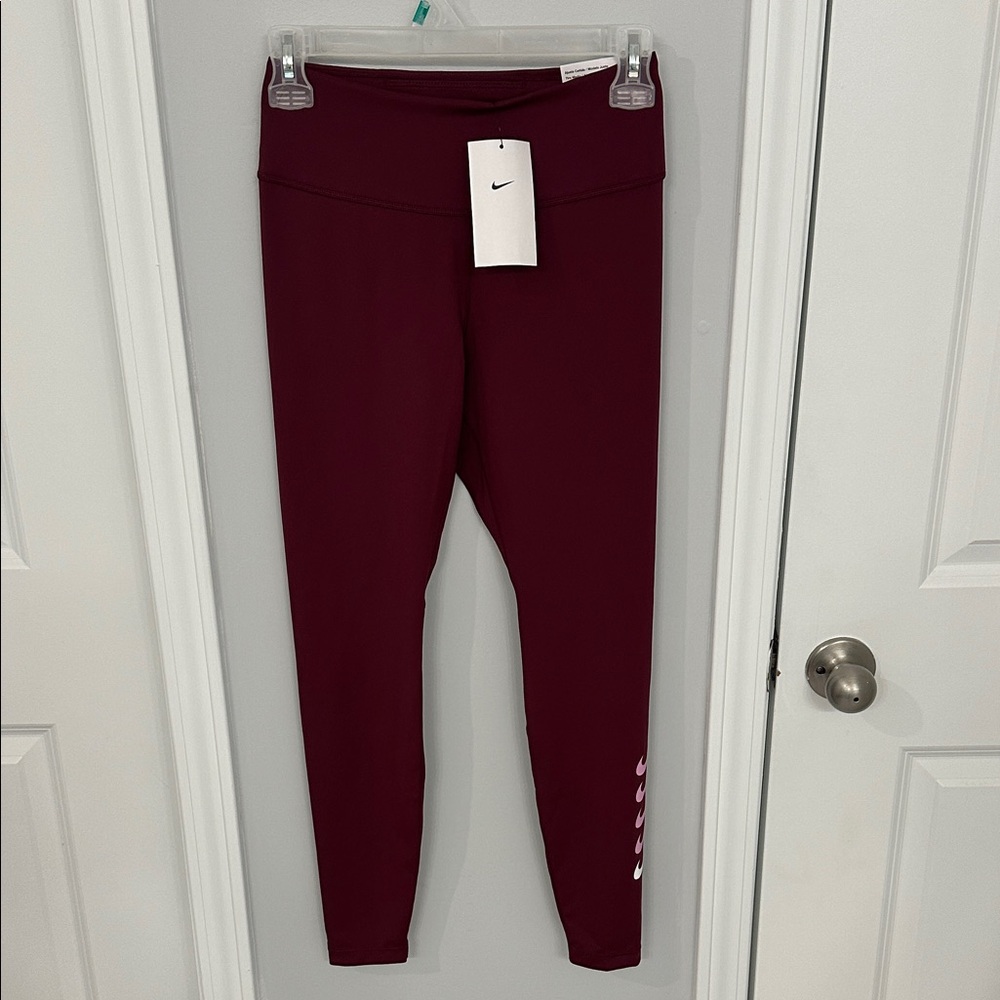 🍷NWT🍷 Nike Burgundy Leggings